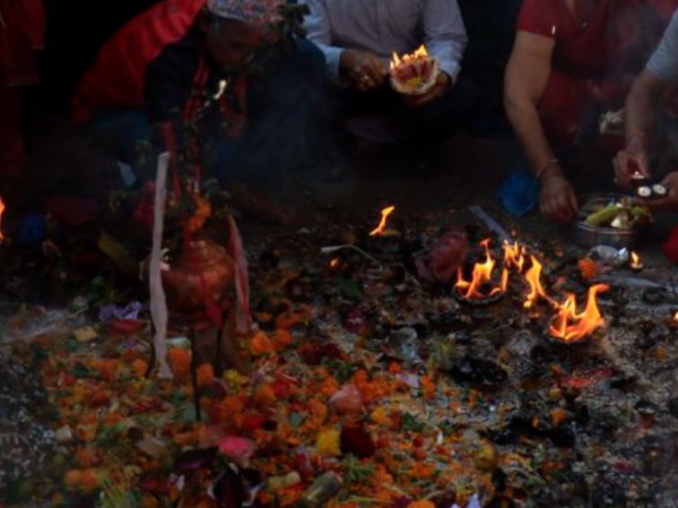 बिहानैदेखि ब्रह्मायणीमा हजारौँको भीड